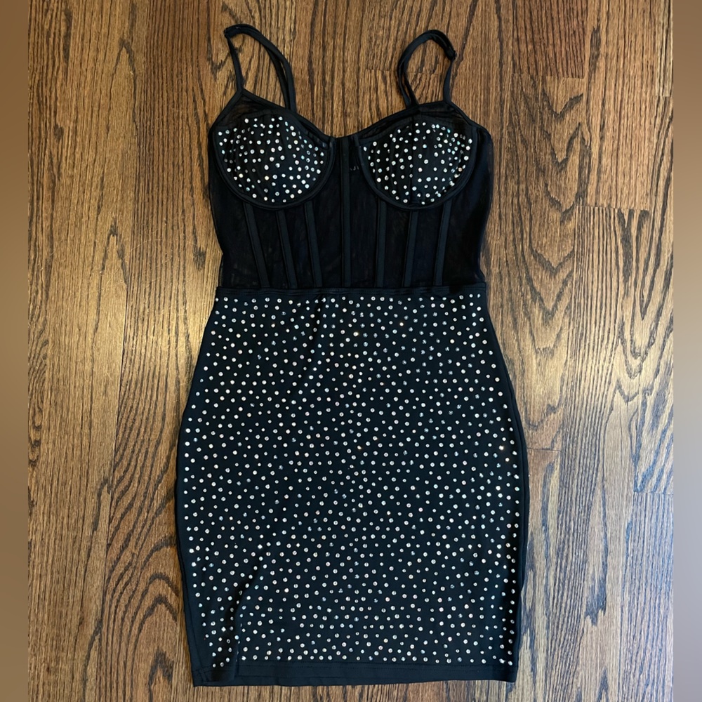 Black mini dress. Built in removable pads. Size small. Brand Banjul. Worn Once.